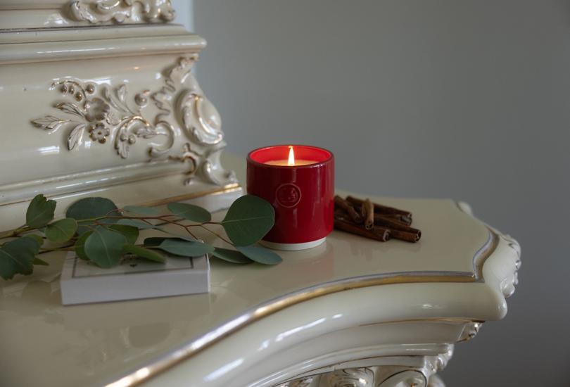 Scented candle with 100% rapeseed, Red, Lisa, Liljeholmens Stearinfabrik