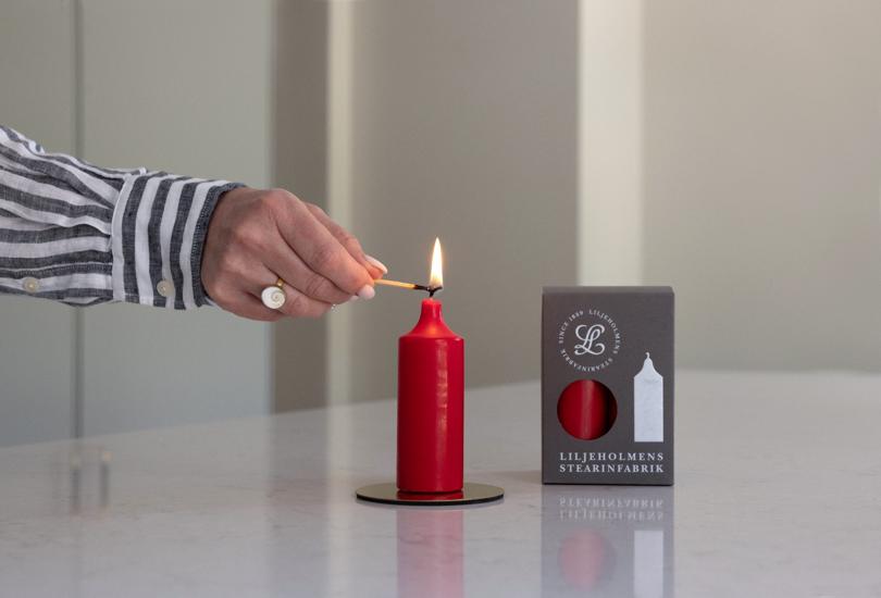 Liljeholmens Stearinfabriks röda Kupéljus är tillverkat av 100% stearin, som är ett förnybart material.
