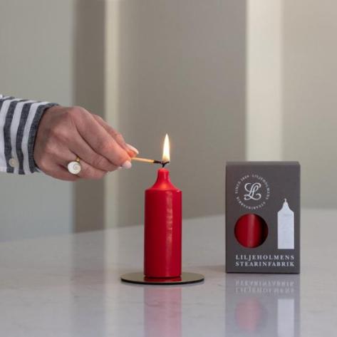 Liljeholmens Stearinfabriks röda Kupéljus är tillverkat av 100% stearin, som är ett förnybart material.